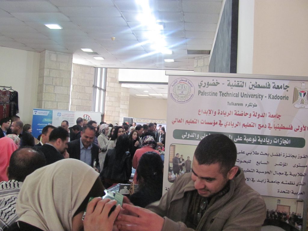 احدى الزائرات تقوم بتجريب الجهاز
